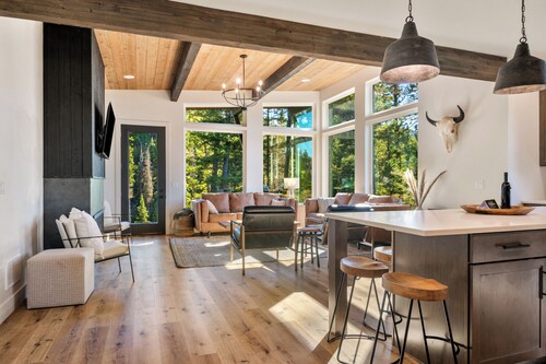 The Basin is a modern, luxury cabin nestled in the pines at the base of Discovery Ski Hill. Enjoy panoramic views of the surrounding forest and the relaxing sounds of a nearby creek while relaxing by a smokeless fire in the Solo stove on the deck.