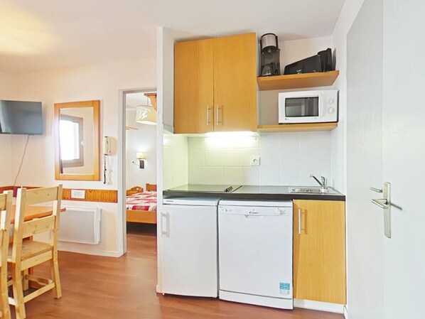 Réfrigérateur, micro-ondes, plaque de cuisson, lave-vaisselle
