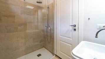 Appartement Duplex Design, balcon, vue cour intérieure | Salle de bain