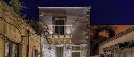Design Duplex, Balcony, Courtyard View | Egyptian cotton sheets, premium bedding, down comforters