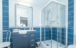 Shower, hair dryer, towels - Villa Carcenac - In the heart of nature with pool (Lisle-sur-Tarn)