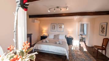 5 bedrooms, iron/ironing board, free WiFi, bed sheets