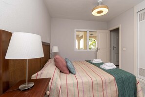 1 slaapkamer, een strijkplank/strijkijzer, wifi, beddengoed