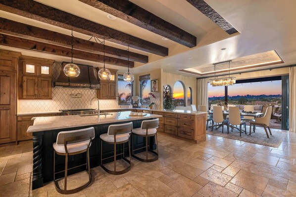 Fridge, microwave, oven, stovetop - Panoramic Ocean Views - Spanish Villa+Rooftop Spa (San Diego)