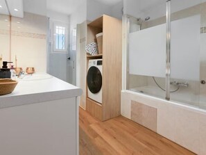 Shower, hair dryer, towels