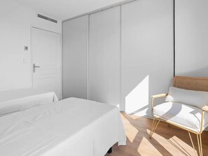 3 slaapkamers, een strijkplank/strijkijzer, internet, beddengoed