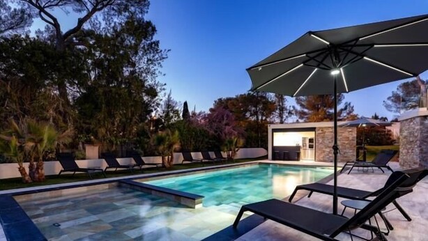 A modern outdoor pool area with lounge chairs and a bar. - Appart Hotel | 3 bedrooms | Parking | swimming pool (Saint Raphaël)