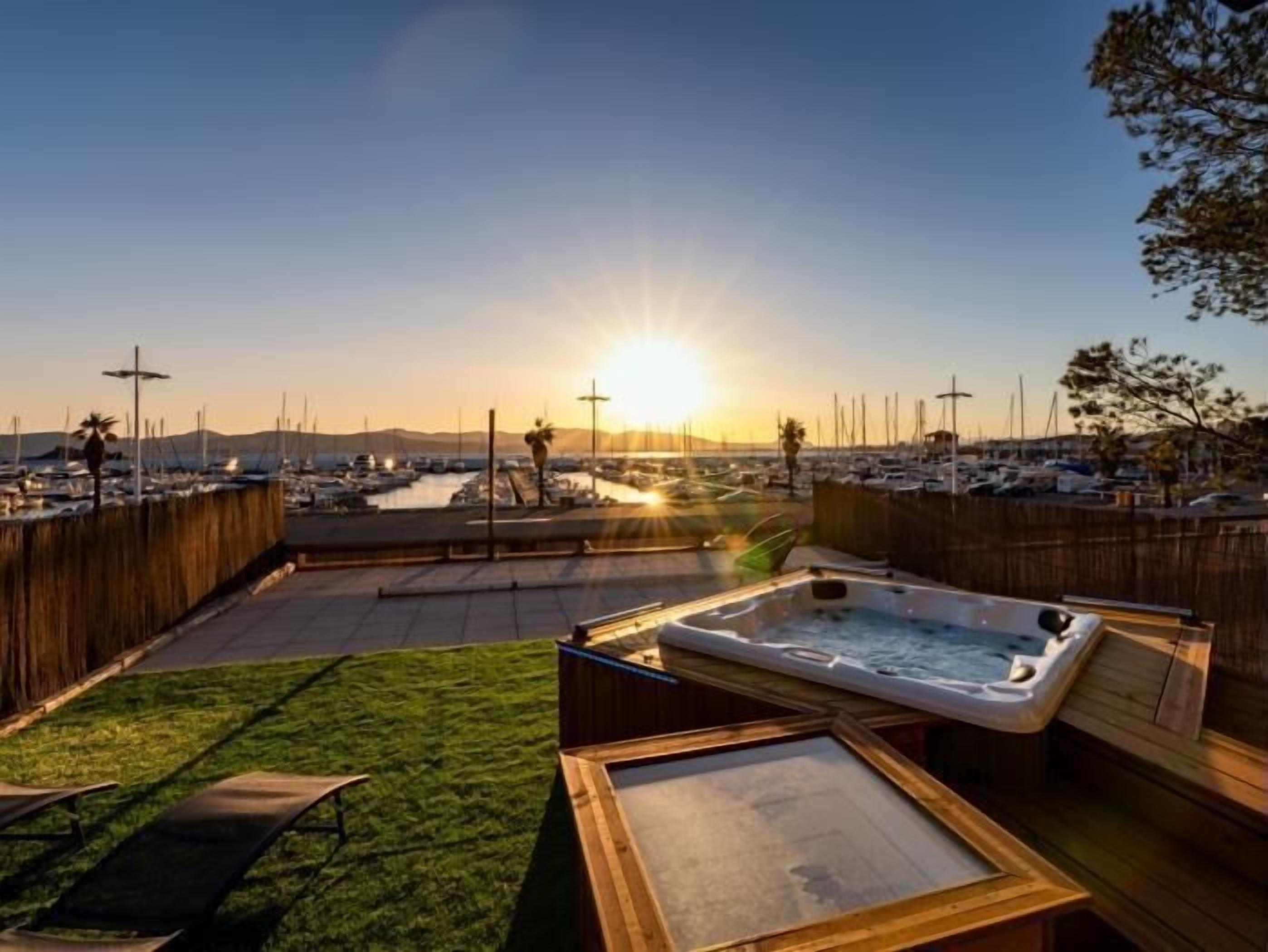 Tina de hidromasaje al aire libre