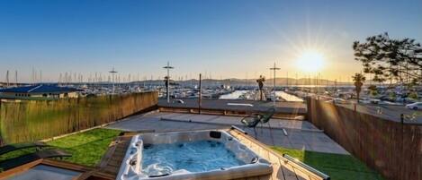 Outdoor spa tub