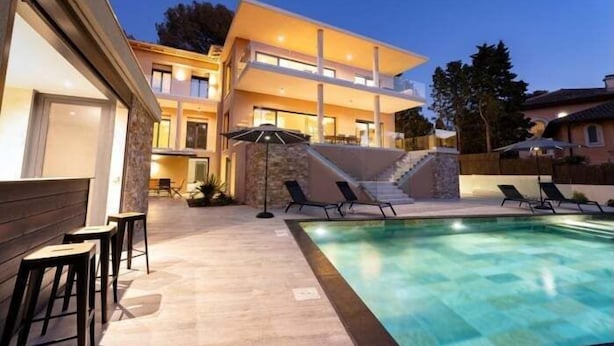 A modern house with a swimming pool, outdoor seating, and a staircase leading to a balcony. - Appart Hotel | 4 rooms | Parking | swimming pool (Saint Raphaël)