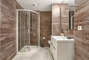 Dusche, Haartrockner, Handtücher