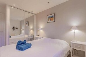 2 bedrooms, iron/ironing board, internet, bed sheets