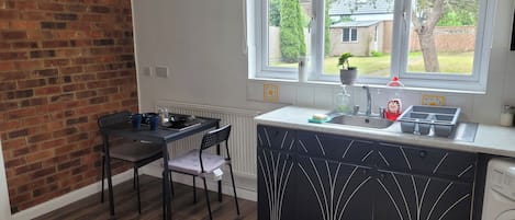 Apartamento | Cocina privada | Frigorífico, microondas, horno y placa de cocina