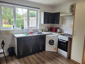 Appartement | Privékeuken | Een koelkast, een microgolfoven, een oven, een kookplaat