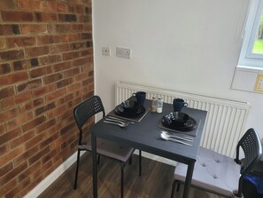 Apartment | Dining - Charming Luton Apartment Retreat (Luton)