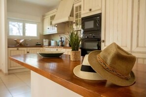 Fridge, microwave, oven, dishwasher - Charming 73m2 | swimming pool | 500 m from the sea |parking (Saint-Raphaël)