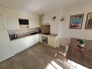 Kjøleskap, mikrobølgeovn, ovn og kaffetrakter/tekoker