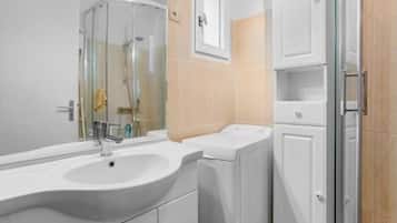 Douche, sĂšche-cheveux, serviettes fournies