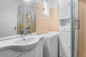 Een douche, een haardroger, handdoeken