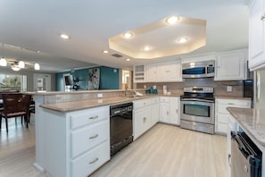 Geladeira, micro-ondas, cooktop, lava-louças