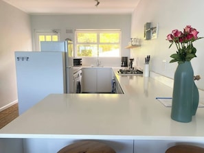 Geladeira, micro-ondas, fogão, cooktop