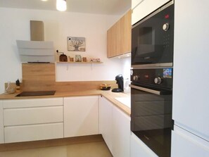 Kühlschrank, Mikrowelle, Ofen, Geschirrspüler