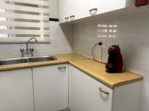 Kjøleskap, mikrobølgeovn, ovn og kokeplater