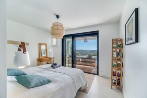 5 bedrooms, iron/ironing board, Internet, bed sheets