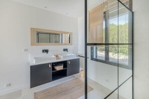 Shower, hair dryer, towels