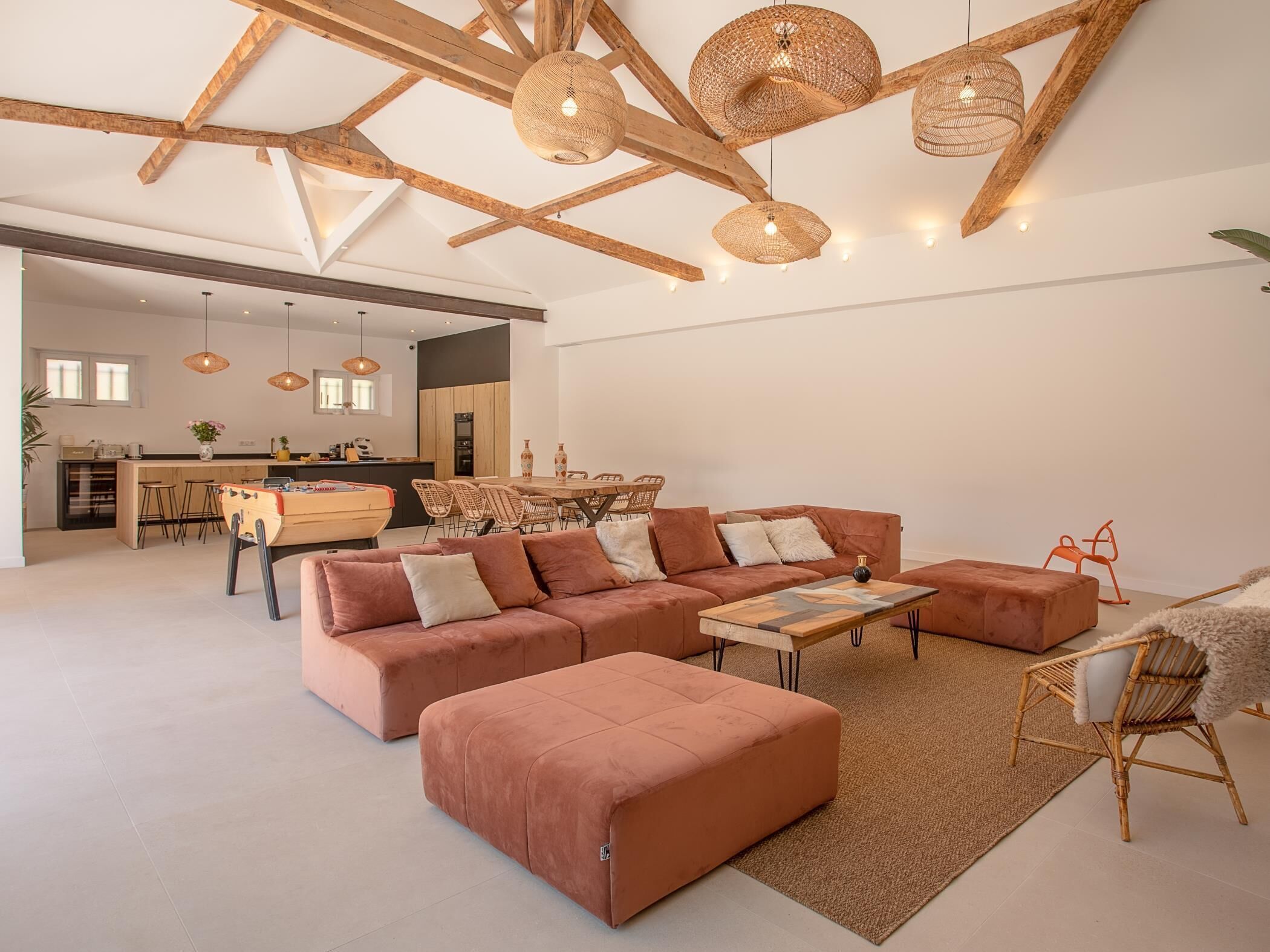 テレビ、卓球台、ステレオ