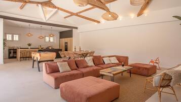 Tv, bordtennisbord, stereoanlæg