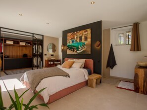 5 habitaciones, tabla de planchar con plancha y wifi 