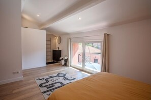 5 bedrooms, iron/ironing board, WiFi