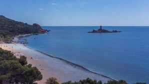 A coastal landscape with a beach, a rocky outcrop, and a clear sky. - Villa 8 pers | waterfront | 180° sea view (.Saint-Raphaël)