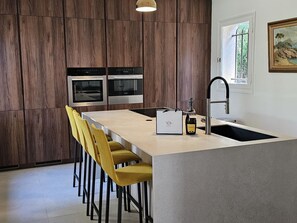 Kühlschrank, Mikrowelle, Ofen, Geschirrspüler