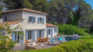 A stone house with a pool, outdoor seating, and lush greenery. - Villa 8 pers | waterfront | 180° sea view (.Saint-Raphaël)