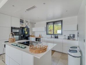 Kühlschrank, Mikrowelle, Ofen, Geschirrspüler