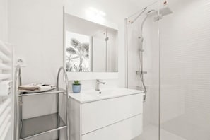 Shower, hair dryer, towels