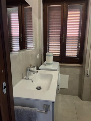 Douche, sèche-cheveux, bidet, serviettes fournies