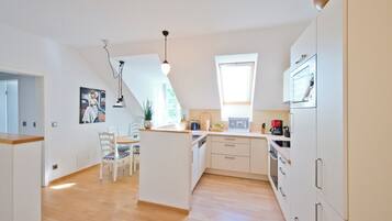 Kühlschrank, Herdplatte, Geschirrspüler, Wasserkocher