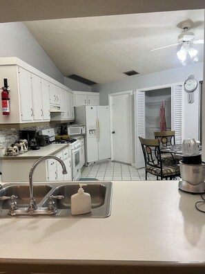 Fridge, microwave, oven, stovetop - Splendid Home in Ocala Florida (Ocala)