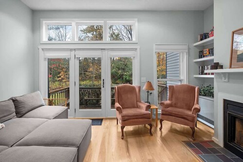 Deerfield Retreat | Shuttle to Mt.Snow w/Fireplace