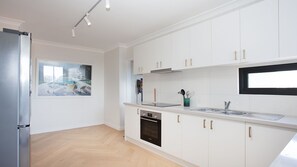 Een koelkast, een magnetron, een oven, een kookplaat