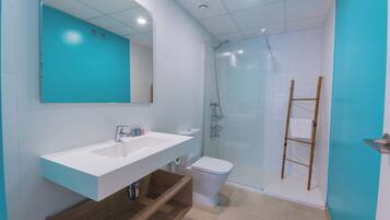 Ducha, secador de pelo, toallas y jabón