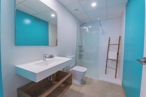 Een douche, een haardroger, handdoeken, zeep