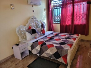 Deluxe Room | Meja, ruang kerja komputer riba, Wi-fi percuma 