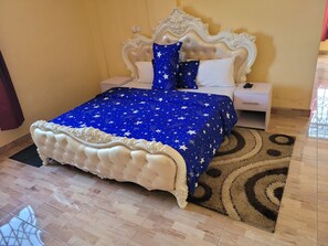 Desk, laptop workspace, free WiFi - Donwill Hotel (Ho)