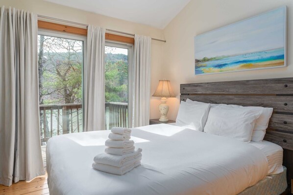 5 bedrooms, desk, WiFi, bed sheets