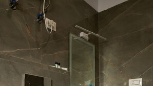 A bathroom with a toilet, sink, and mirror. - Hotel Raj Ville (Darjeeling)