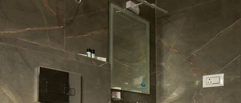 Une salle de bain avec des toilettes, un lavabo et un miroir.